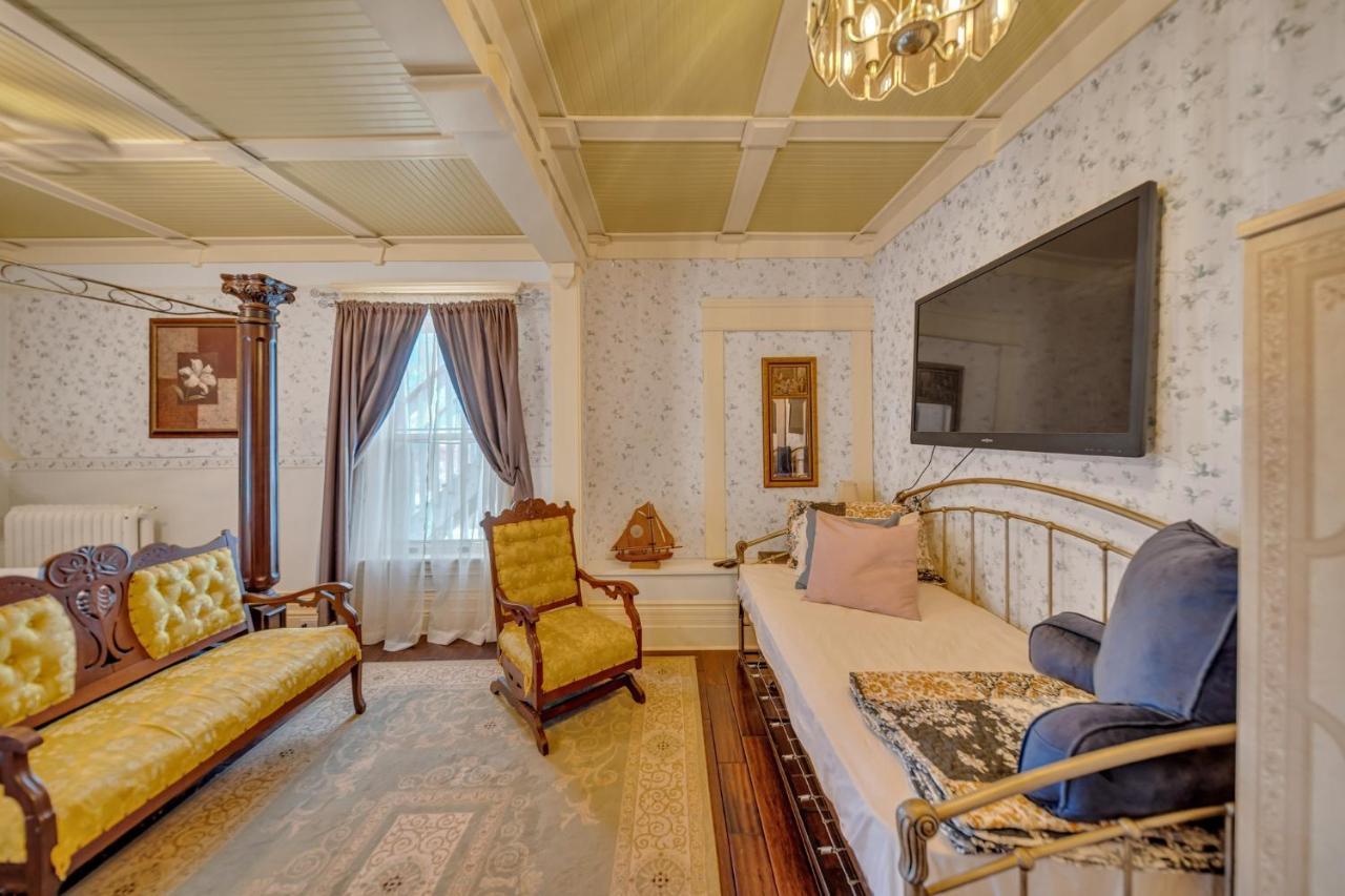 Marmora And Lake Inn And Victorian Diner Екстер'єр фото